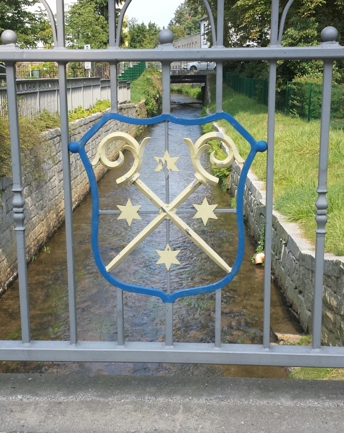 Das Wappen von Bischofswerda ab einer Wesenitzbrücke symbolisiert die große Bedeutung der Bischöfe.